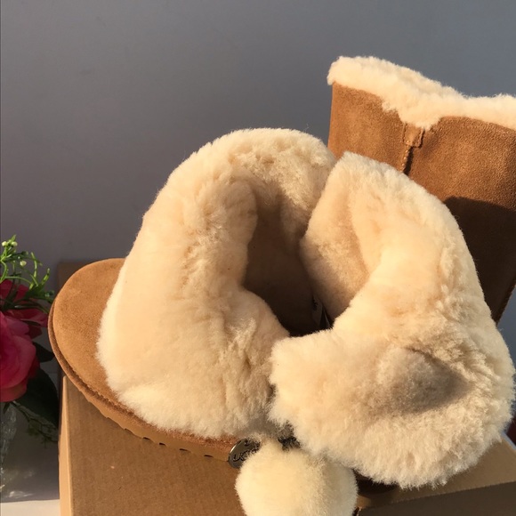 UGG Classic Short Charm - Picture 7 of 10